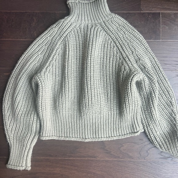NWOT H&M Sweater - Picture 2 of 5